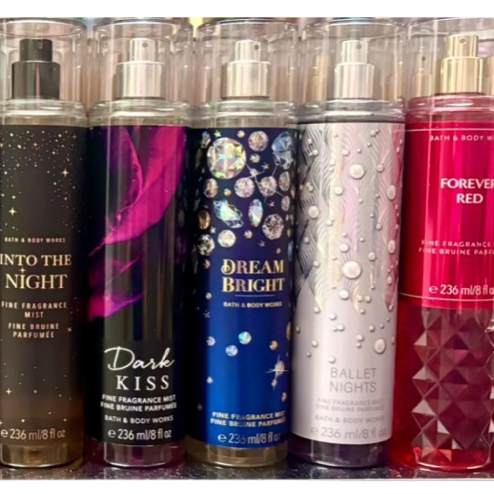 Fem klassiska parfymmister från Bath & Body Works: Into the Night, Dark Kiss, Dream Bright, Ballet Nights' och Forever Red. Varje flaska innehåller 236 ml och är knappt använda. Kan köpas ihop för angivet annonspris eller var för sig för 100 kr styck. . Perfume.