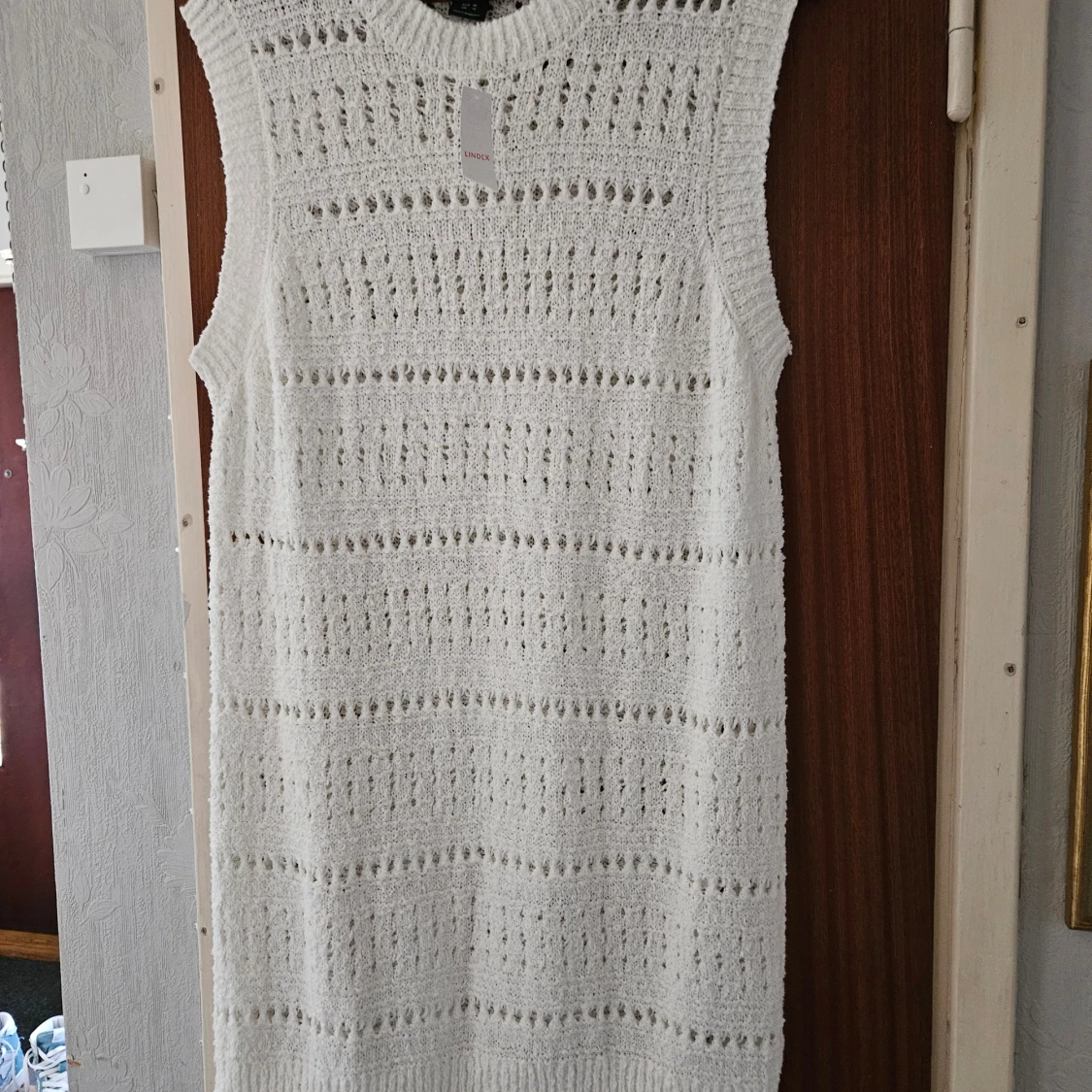 Vit stickad klänning