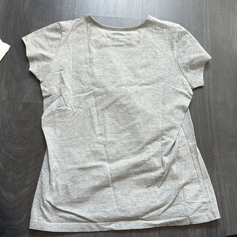 Säljer en grå t-shirt från Levi's med deras logga tryckt i svart på framsidan. T-shirten är kortärmad och tillverkad i bomull. Tröjan är väl använd men ingenting som syns, är väldigt oklar på storlek då det inte står, men skulle säga att de är runt stl 164. T-paidat.