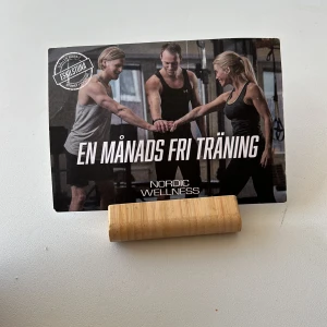 En månads fri träning på Nordic Wellness - Presentkort för en månads fri träning på Nordic Wellness. Gäller på över 300 klubbar i Sverige. Perfekt för att komma igång med träningen eller prova på olika träningsformer. Kortet har plats för namn, mail och kundnummer.