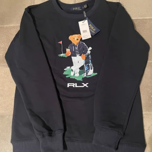Mörkblå tröja från Polo Ralph Lauren - Tja, säljer en Marinblå Ralph Lauren sweatshirt jag fick i present men som inte passade mig. Tröjan är i storlek S och vill du ha mer bilder är de bara att höra av sig✌️