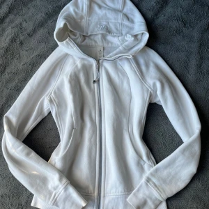 Vit hoodie från Lululemon - Säljer en vit hoodie från Lululemon. Storlek 6 eller XS-S!