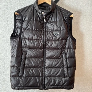 Prada väst  - Prada väst, size 50/M. Skick 9/10, Orginal kvitto medföljer! Pris 4490⭐️