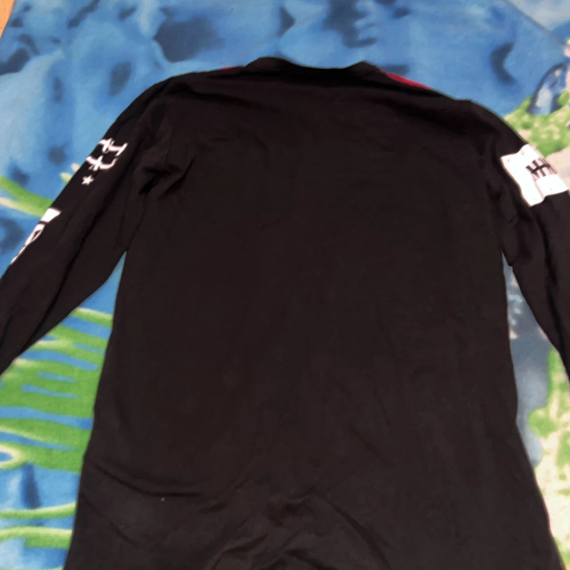 Svart långärmad tröja med röd-rutigt mönster - 1