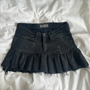 Acne minikjol - Cool Acne-kjol💖från början ett par jeans i storlek 30/34!  Midjemåttet är 39 cm, längd fram är 30 cm & längd bak 35🤝🧘‍♀️🩵