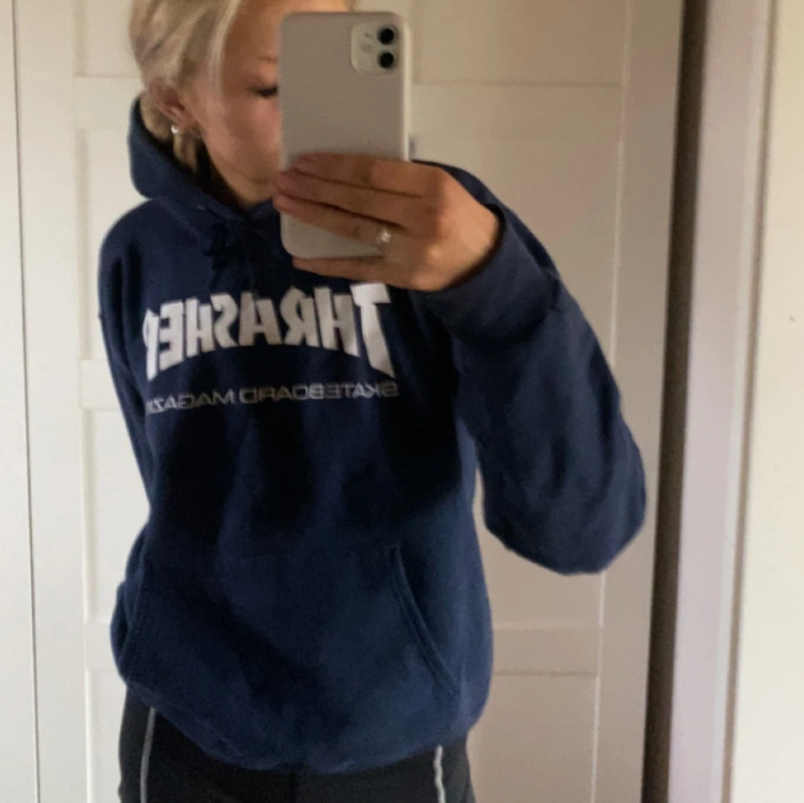 Mörkblå Thrasher hoodie