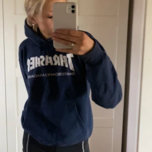 Mörkblå Thrasher hoodie - Säljer min mörkblåa hoodie från Thrasher, den är i jätte bra skick och knappt använd😍 köpte den i en butik i Oslo 