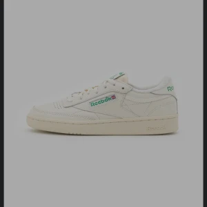 Reebok Club C 85 - Säljer mina Reebok sneakers i bra skick! Inte använt så mycket. Skriv för fler bilder🥰