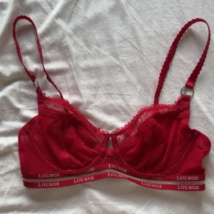 Lounge BH❤️ - Fin lounge BH som är i mycket bra skick. Den är i stl 70D, men skulle säga att den är mer som en C i kupan. Just denna modellen finns inte kvar, men dom andra BH:arna från Lounge kostar runt 500kr💗