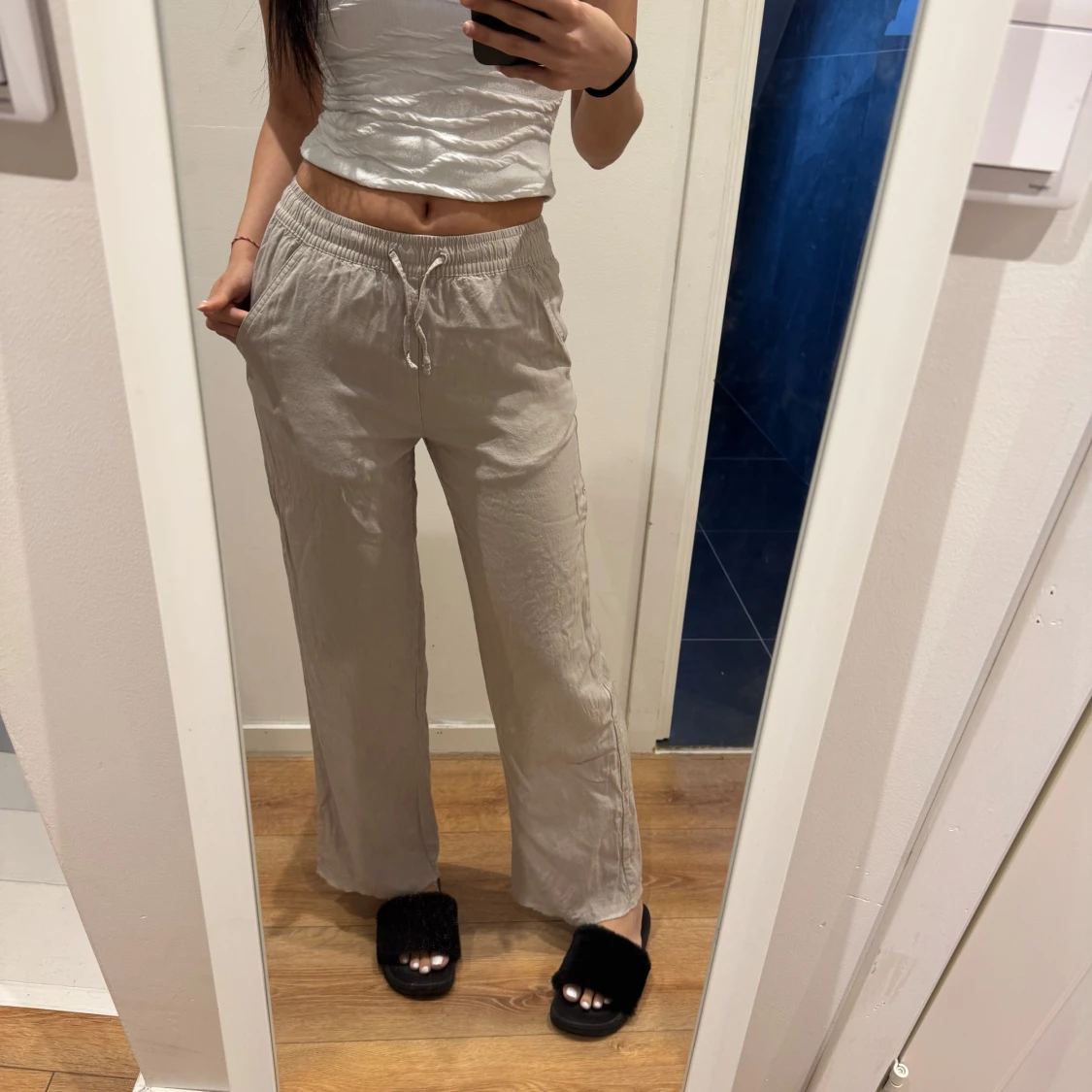 Beige linnebyxor med dragsko