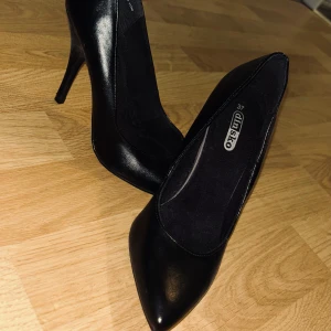 Svarta pumps från Din Sko - Klassiska svarta klackar från Din Sko. Passar till så många olika outfits. Storlek  37 men passar 36. Endast testade inomhus ej använda. 
