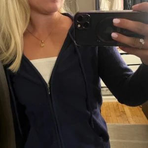 Kashmir hoodie  - Superfin Kashmir hoodie. Säljer få den inte används❤️liknar soft goat hoodien. Har sytt ihop ett litet hål på ärmen men det syns inte!  Se bild 