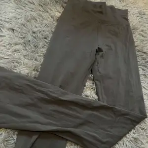Mörkgrå yoga pants från Nelly, stretchigt material. Använt max 2 gånger, så nästan som helt ny. 