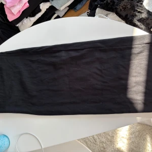 Svarta tubklänning från Gina Tricot - Svarta tubklänning från Gina Tricot i mjukt material. Den är tight o jag skulle säga den är lite stretchig i materialet! Helt oanvänd 🖤