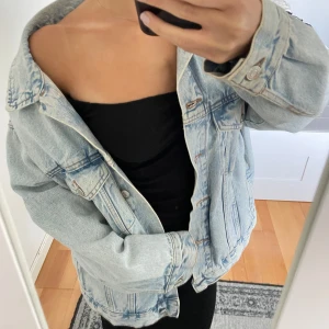 Oversized ljusblå jeansjacka - SÅ snygg ljusblå jeansjacka från Gina i storlek s, men väldigt oversized. Bra skick och passar bra till alla tillfällen!!