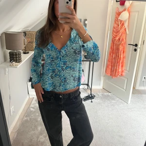 Blå mönstrad topp - Säljer en blå långärmad blus med coolt mönster! 💙🩵jättefint skick!! Knappast använd 