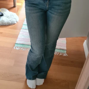 Blå högmidjade bootcut jeans - Säljer ett par klassiska blå jeans med hög midja och bootcut passform. Jeansen har fem fickor, dragkedja och knapp framtill. Perfekta för dig som gillar en tidlös stil med lite utsvängda ben. Säljer för de kmr it till användning💕