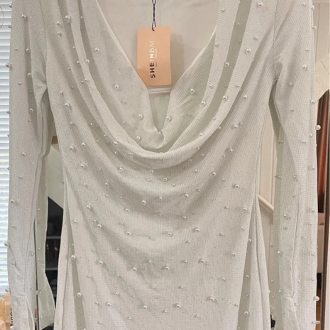 Vit långärmad klänning med pärldetaljer från SHEIN