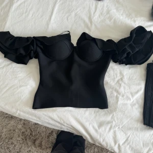 Svart offshoulder topp med volangärmar - En elgant och trendig svart offshoulder topp som aldrig är använd!