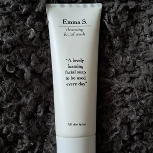 Cleansing Facial Wash från Emma S. - Säljer en skummande ansiktstvätt från Emma S. som passar alla hudtyper. Perfekt för daglig användning för att hålla huden ren och fräsch. Innehåller 125 ml.