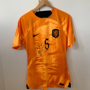 Signerad Ian Maatsen Nederländerna matchtröja - Säljer en signerad matchtröja från Ian Maatsen när han spelade med Nederländernas u23 landslag mot Sveriges u23 landslag i Borås arena november ifjol. Den är signerad och har video på när han ger mig den vi intresse. Tröjan är av stort värde och kan säkert säljas för dyrare några år senare!