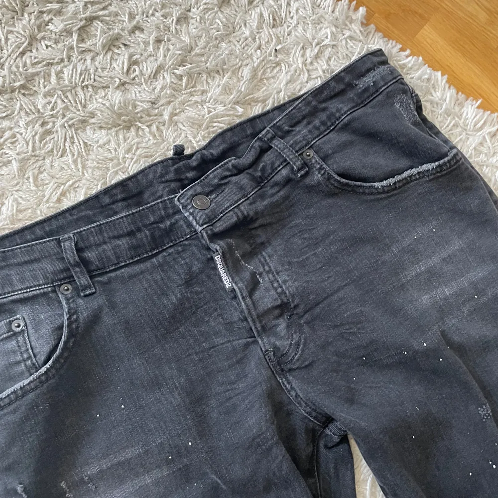 Säljer ett par svarta jeansbyxor från Dsquared2. Byxorna är helt nya har inte ens tatt på mig den, inga rivmärken inga skador Den är helt ny. Den är köpt för 1200 men ni kan Få den för 800😀. Farkut & Housut.