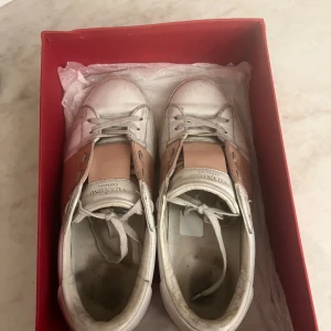 Valentino opens rosa  - Jätte fint andvänd några defekter skriv för närmare bilder och om du har andra frågor 💓