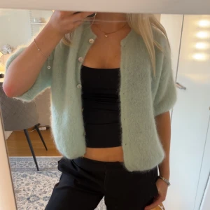 Mintgrön kofta med knappar från Design By Si - Säljer en superrr söt mintgrön kofta med korta ärmar och knappar framtill💚💚. XS/S