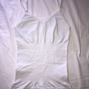 Vit “shaper” linne  - Säljer en vit linne från Skinnygirl. 