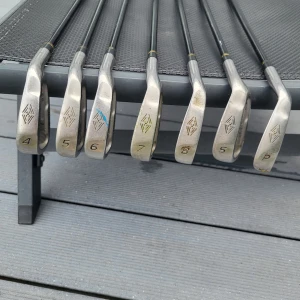 Top filte järn set  - Säljer ett top filte järn set som innehåller 4-8 plus sand och pitching wedge. Klubborna har en normal flex och är herr klubbor.