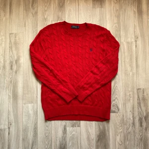 Ralph Lauren Knit - • Säljer en Ralph Lauren Cable Knit   • Tröjan är i nytt skick och saknar tecken på användning eller slitage 🙌🏼  • Storlek M och är true to size  • Köp fraktas alltid inom 48h men siktar alltid på samma dag 📦 🙌🏼  • Vid snabb affär så kan priset diskuteras 👍🏼 