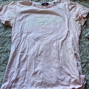 Rosa t-shirt från Gant - Säljer en ljusrosa t-shirt från Gant med korta ärmar och rund halsringning. Perfekt för en avslappnad stil. T-shirten har en diskret logga framtill. Pris kan diskuteras💖