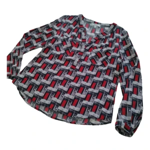 Milly I siden  - En jätte fin blus från Milly I siden. Inga fläckar och inga skador. 