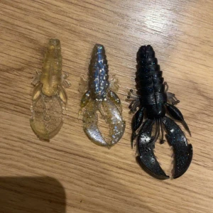 Westin cre-craw - Jag säljer tre stycken olika Westin cre-craw i färgerna gul/guld, silver och svart. Dem är i super fint skick!