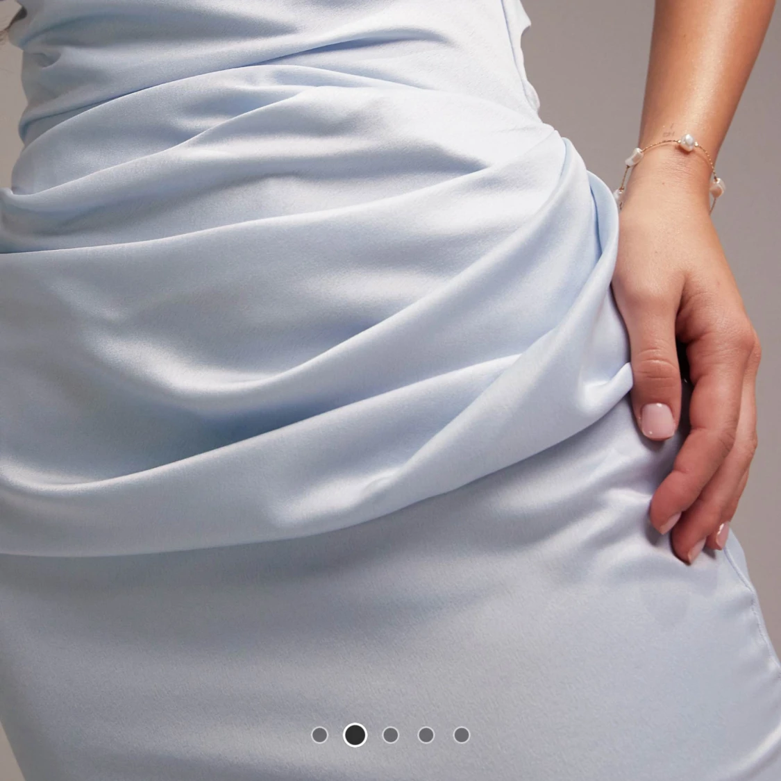 Ljusblå axelbandslös långklänning NA-KD - 2