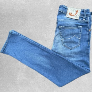 Blåa Jacob Cohen Jeans  - Säljer nu dessa riktigt snygga Jacob Cohen jeansen. Byxorna är i mycket bra skick. Storlek 32, model 622. Sitter Slim-Fit. Nypris på runt 5000, mitt pris endast 999! Hör av dig om du undrar något eller vill ha fler bilder!                 Mått: Midja 41cm.  Längd 103cm.  Benöppning 17,5cm.  Lår 27cm.  Innerbenslängd 78cm.