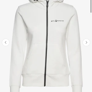 Ljusrosa hoodie från Sail Racing - Säljer en ljusrosa hoodie från Sail Racing med dragkedja framtill. Färgeb är samma som på andra bilden första bilden är från sail racings hemsida. Pris på hemsidan i vitt(hittar ej i rosa): 1400                                                                     Säljer för 800 men pris kan diskuteras