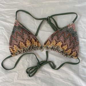 bikini överdel i missioni mönster!! - hejjjjjj säljer denna jättesnygga bikiniöverdelen som är superpopulär!! 🩵🩵🐬🌺🌺🐚 den är aldrig använd då jag råkade beställa fel storlek 😂😂😂🥹🥹💕💕💕