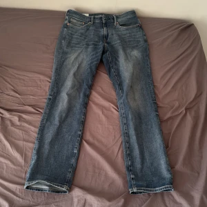 HM Jeans - Jag köpte den för ungefär för ett halvår sen och är i jättebra skick passar mig bra som är 185 75kg. Kostar runt 400 ny