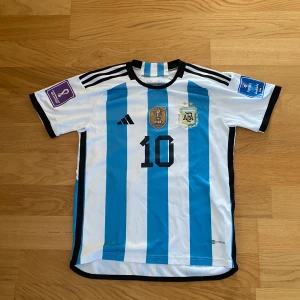 Argentina Messi 10 Adidas matchtröja S - Säljer en officiell Argentina fotbollströja från Adidas i storlek S, med Messi och nummer 10 på ryggen. Tröjan har VM märket och VM sponsorerna på ärmarna som är väldigt sällsynt. Denna tröjan är inprinsip helt ny. Nypris 1499 mitt pris 599. Priset är ej hugget i sten. Hör av er vid minsta lilla fundering 