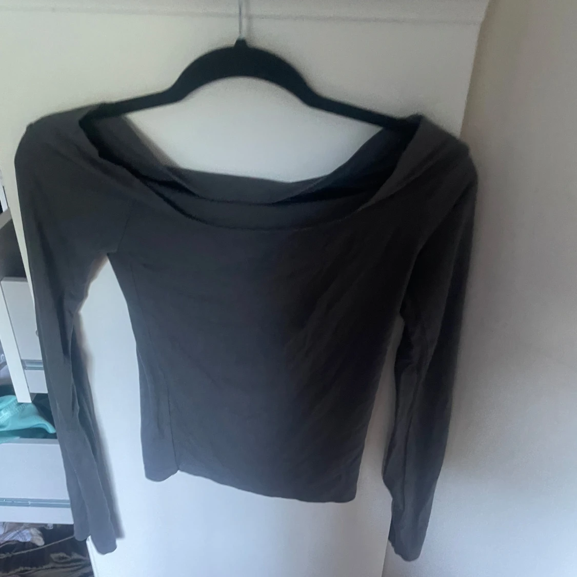 Grå offshoulder långärmad topp - 1