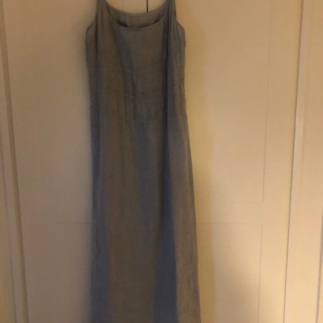 Ljust blågrå klänning i linne