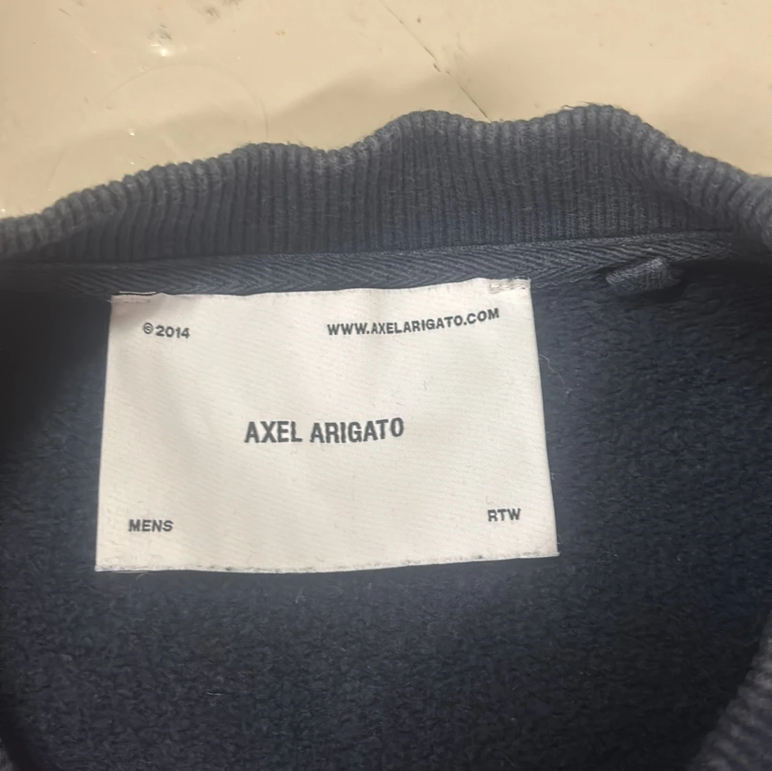 mörkblå sweatshirt från Axel Arigato - 1