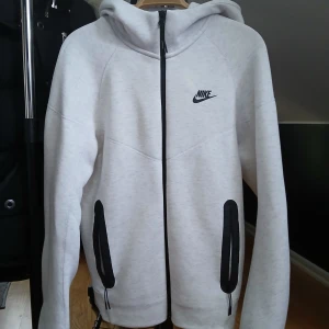 Nike tech fleece - En vit Nike tech som är för liten på mig, inga defekter alls den är som ny. Köpt på Jd för 1250kr Säljer för 700kr. KÖP VIA POSTNORD INTE INSTABOX!