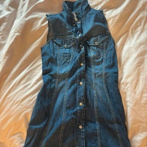 diesel jeansklänning  - perfekt till cowboyfester eller till vardags! vet inte vilken storlek med skulle uppskatta den som s/m. pris går att diskutera 