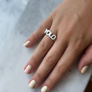 YOLO-ring i silver från L8H - Cool ring i äkta silver med texten YOLO i stora bokstäver från låttahasselblad. Ringen är i massiv 925 sterling silver och har en modern, chunky design som sticker ut. Den har inga defekter. Nypris 1100kr. Kommer inte ihåg storleken men den är 50 runt. 
