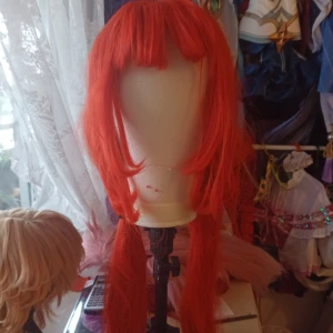 NILOU WIG! - Jag köpte denna peruken secondhand för 200kr, och säljer den för 150kr! (Jag kan diskutera pris). Peruken har en hairline. Den är ganska trasslig med jag kan borsta ut den innan jag skickar iväg den (Ifall du vill att jag ska göra det!). Säljer för att jag vill köpa en ny Nilou wig:)