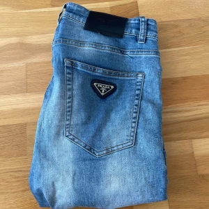 Prada jeans - Prada jeans storlek 32 - skulle säga att dom sitter som ett par hyperflex! Bra skick förutom att ungefär hälften av stygnen på lappen bak har lossnat, men har du någon tråd eller känner någon som har det så är det en lätt fix!