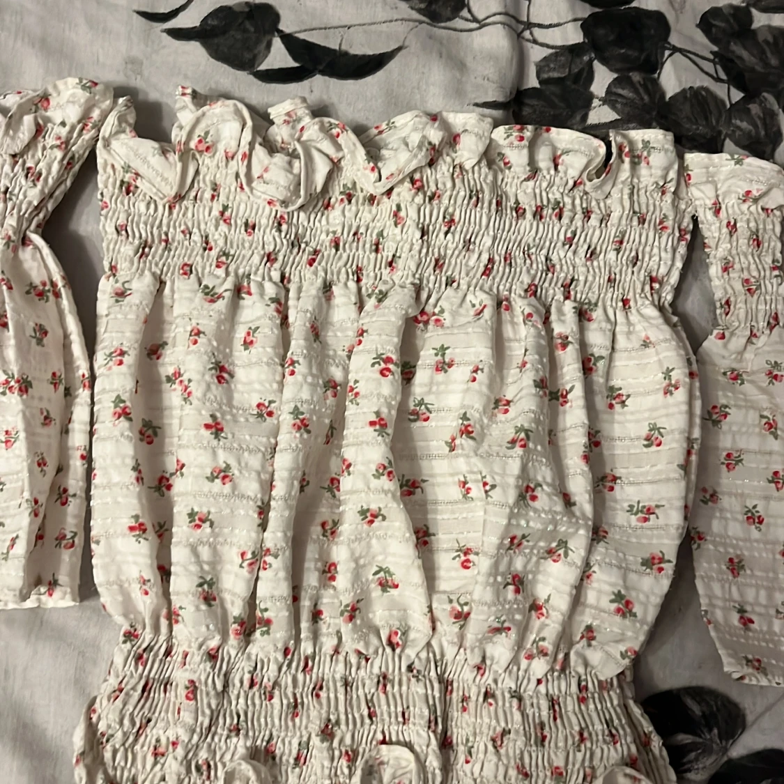 Vit blommig offshoulder blus - 1