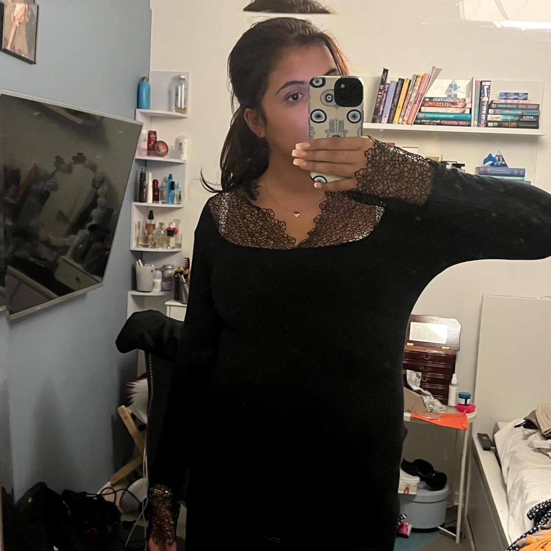 Svart topp med spetsdetaljer